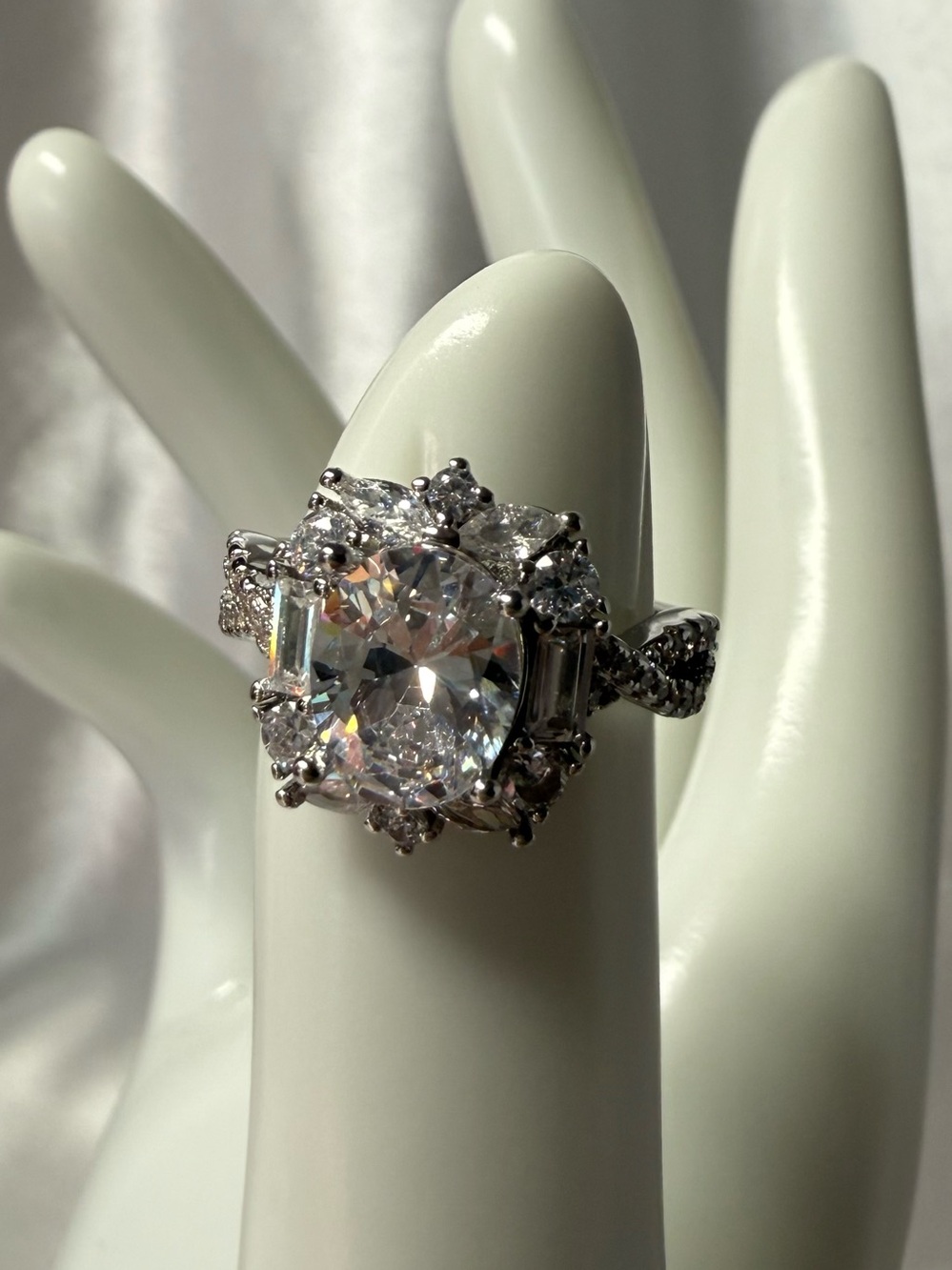 925 Sterling Silver Oval Moissanite Like Halo Statement Ring Size 6 - Picture 2 of 10